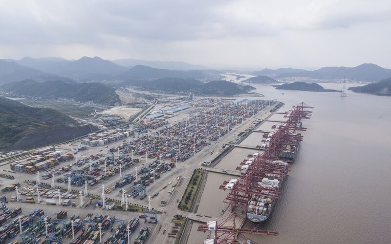Pelabuhan Ningbo-Zhoushan adalah pelabuhan tersibuk ketiga secara global dalam hal pengiriman peti kemas pada 2020 dan tersibuk kedua di China setelah Shanghai, menurut publikasi maritim Lloyd's List -  Bloomberg