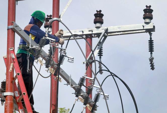 Ilustrasi. Teknisi memasang jaringan kelistrikan baru di Makassar, Sulawesi Selatan, Kamis (21/2/2019). - Bisnis/Paulus Tandi Bone