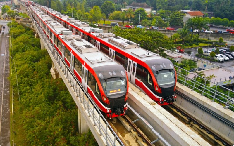 Sebanyak 19 trainset dari total 31 trainset LRT Jabodebek telah dikirim ke Jakarta melalui stasiun Harjamukti (20/1/2021).  - INKA