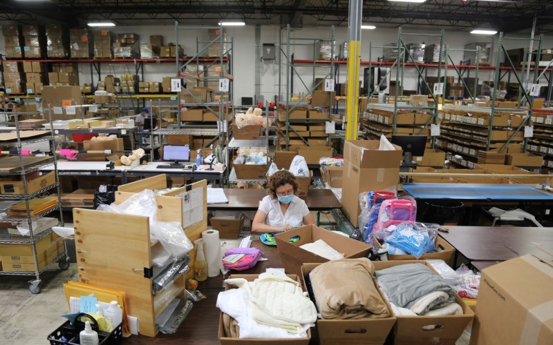 Pekerja di Amerika Serikat tengah menyortir barang. - Bloomberg