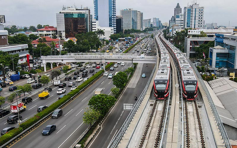 Foto udara gerbong kereta Light Rail Transit (LRT) terparkir di jalur Pancoran, Jakarta, Rabu (12/1/2022). Harga tiket LRT Jabodebek mencapai Rp15.000 per penumpang untunk rute Dukuh Atas-Cibubur./ANTARA FOTO - Galih Pradipta