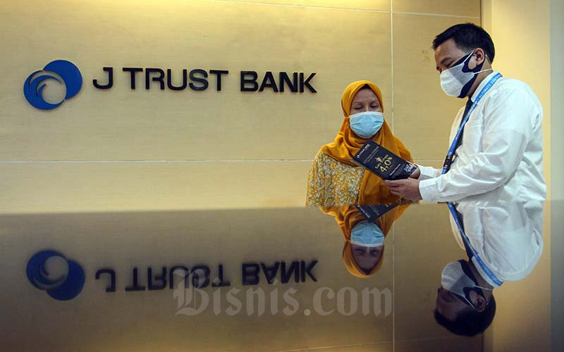 Karyawati melayani nasabah di salah satu kantor cabang Bank JTrust di Jakarta, Selasa (25/1/2022). Bisnis - Arief Hermawan P