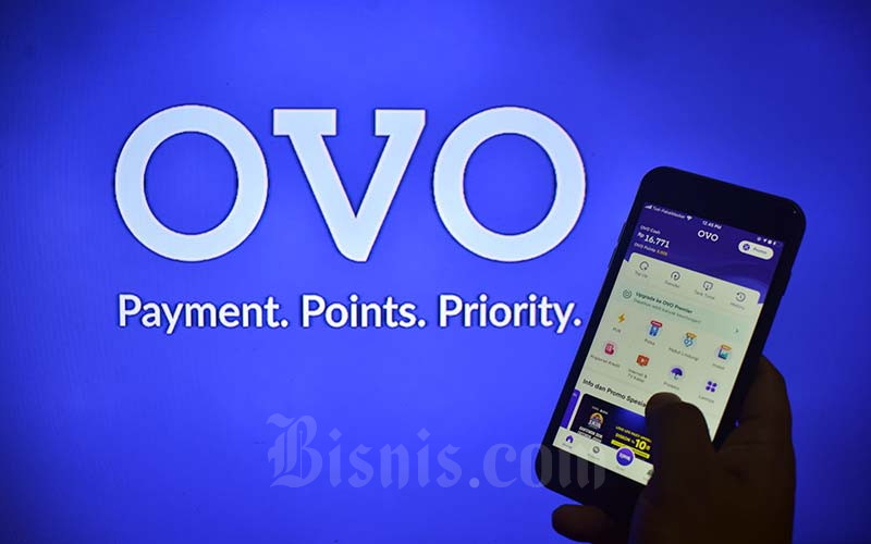 Warga melakukan transaksi melalui aplikasi OVO di Jakarta, Minggu (16/1/2022). Bisnis - Fanny Kusumawardhani