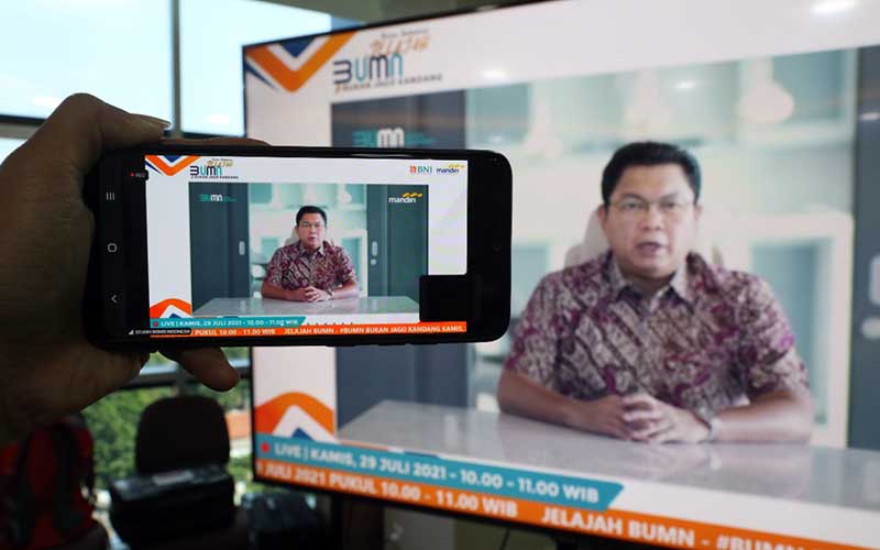 Tampilan layar menampilkan Direktur Utama Bank Mandiri Darmawan Junaidi memberikan sambutan saat Pelepasan Jelajah BUMN 2021 BUKANJAGOKANDANG di Jakarta, Kamis (29/7/2021).  - Bisnis/Eusebio Chrysnamurti