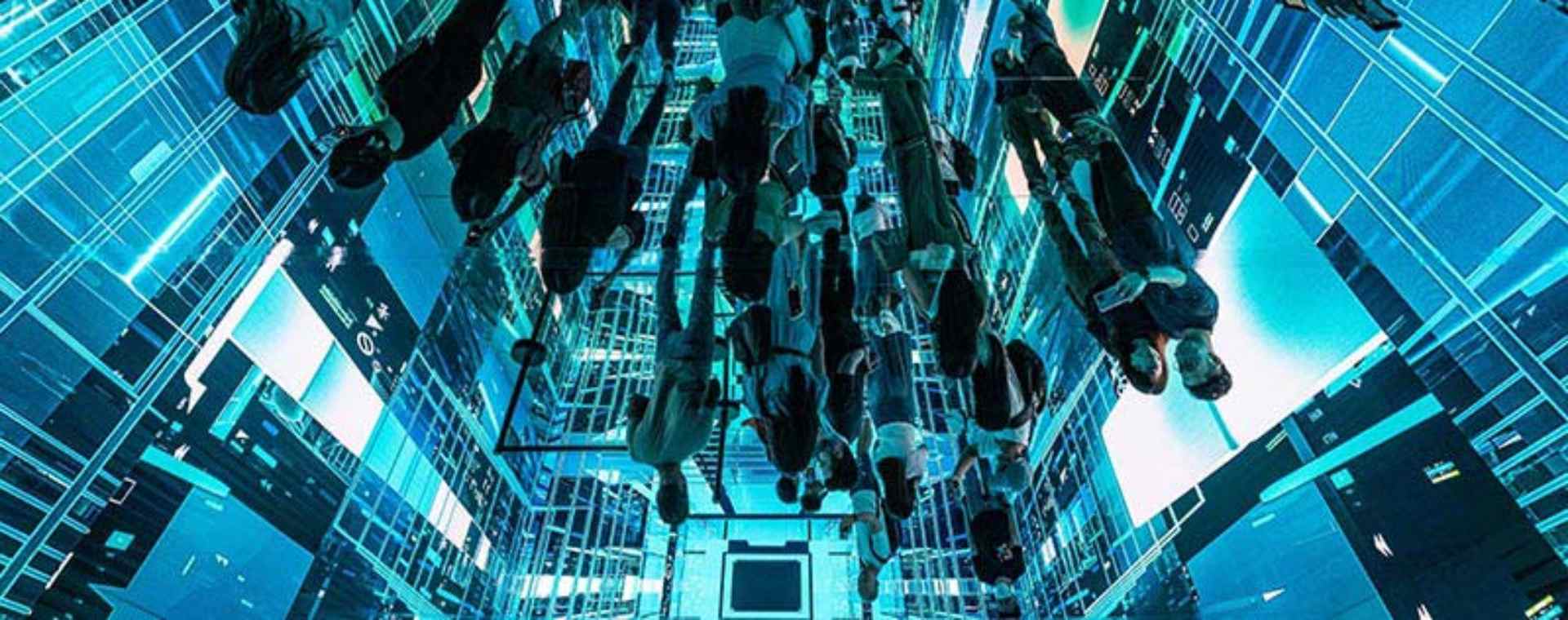 Pengunjung berada di dekat instalasi seni imersif berjudul "Machine Halusinasi - Space: Metaverse" saat acara Digital Art Fair Asia yang menampilkan seni digital dan NFT di Hong Kong, China, Minggu (3/10/2021) Bloomberg - Lam Yik