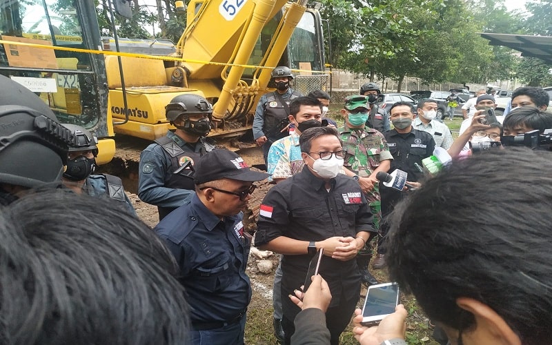 Direktur Pencegahan dan Pengamanan Hutan Sustyo Iriyono (kiri) dan Direktur Jenderal Penegakan Hukum KLHK Rasio Ridho Sani (kanan) di lokasi penggrebekan tambang ilegal Bukit Soeharto. - Istimewa 