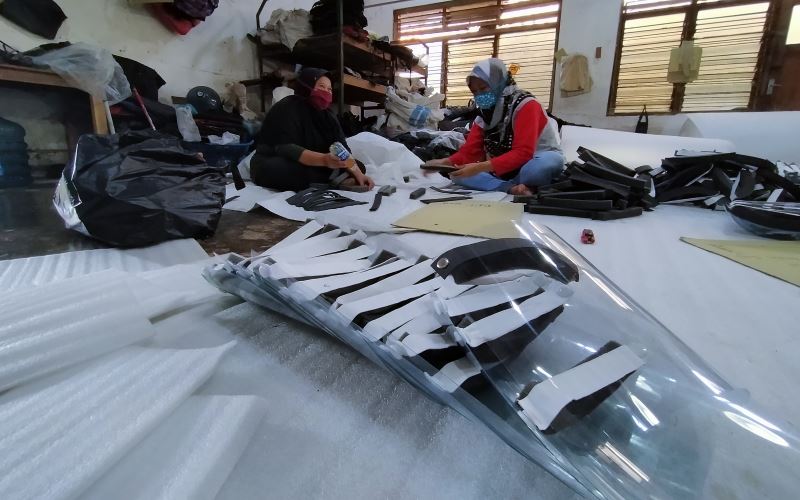 Sejumlah pekerja di S&R Production tengah membuat Face Shield, Kamis (18/6/2020). - Harian Jogja/Jalu Rahman Dewantara