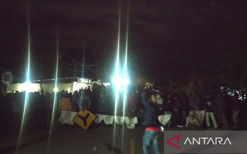 Suasana unjuk rasa penolakan tambang di Desa Katulistiwa, Kecamatan Tinombo Selatan, Kabupaten Parigi Moutong, Sabtu (12/2/2022) malam. ANTARA/HO - Novita
