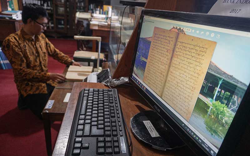 Karyawan melakukan proses digitalisasi naskah koleksi Perpustakaan Reksa Pustaka di Keraton Mangkunegaran, Solo, Jawa Tengah, Kamis (13/2/2020). Proses digitalisasi arsip dan dokumen koleksi Perpustakaan Mangkunegaran tersebut dilakukan untuk menyelamatkan arsip kuno yang mudah rapuh menjadi bentuk digital sehingga mempermudah pengunjung dalam mengaksesnya. ANTARA FOTO - Mohammad Ayudha