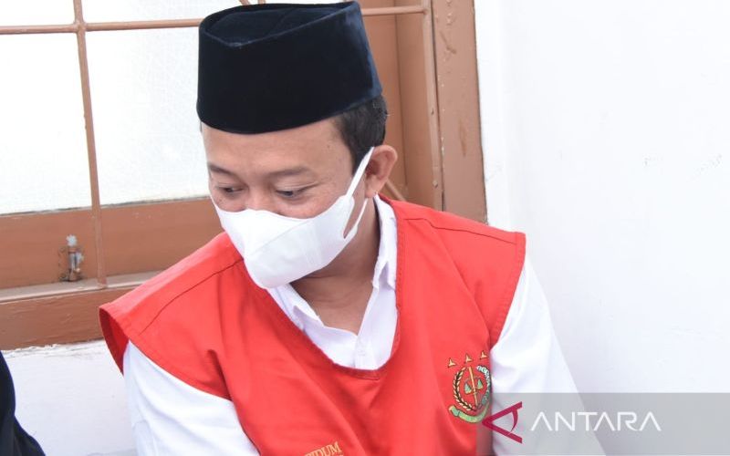 Terdakwa pemerkosaan terhadap 13 santriwati Herry Wirawan. (ANTARA - HO/Kejati Jawa Barat)