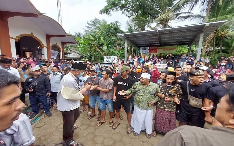 Gubernur Jawa Tengah, Ganjar Pranowo, menemui warga Desa Wadas, Purworejo pada Minggu (13/2/2022) - Twitter @ganjarpranowo