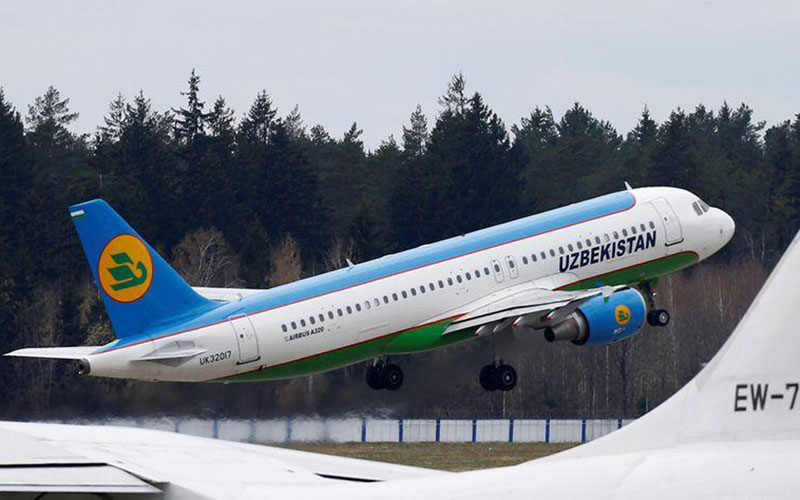 Pesawat Airbus A320-200 milik Uzbekistan Airways lepas landas di Bandara Minsk di Belarusia pada 19 April 2018./Reuters - Airways