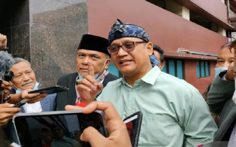 Edy Mulyadi, terlapor pekara dugaan ujaran kebencian tiba di Bareskrim Polri, Jakarta, Senin (31/1/2022) memenuhi panggilan kedua penyidik untuk diperiksa sebagai saksi. - Antara