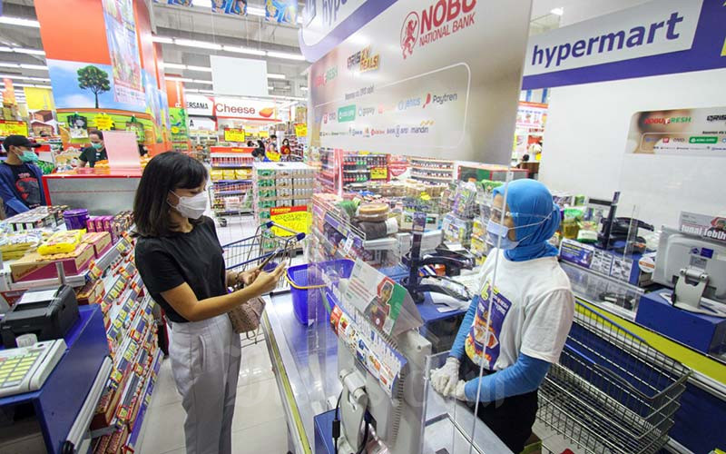 Nasabah melakukan pembayaran menggunakan metode Quick Response Code Indonesian Standard (QRIS) Nobu Bank saat berbelanja di salah satu pusat perbelanjaan di Jakarta. Bisnis - Arief Hermawan P