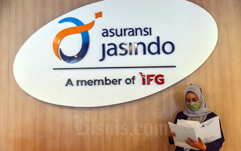 Karyawan beraktivitas di dekat logo PT Asuransi Jasa Indonesia di Jakarta, Rabu (12/1/2022). Bisnis - Fanny Kusumawardhani