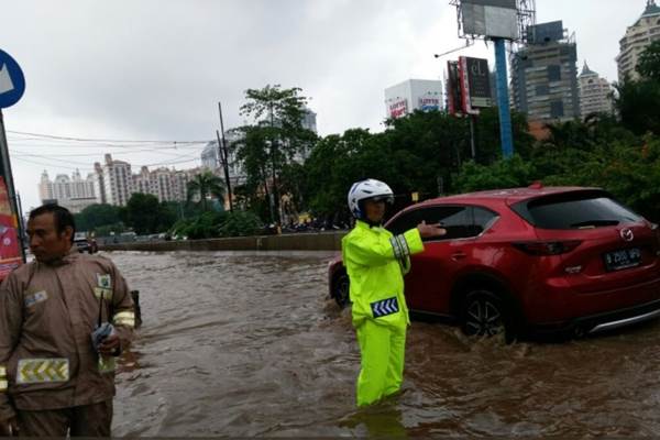 Dokumentasi - Banjir 30 cm di Jl Boulevard Barat  Jakarta Utara, Kamis (15/2/2018). - Twitter @TMC Polda Metro Jaya