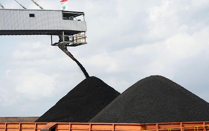 Proses pemuatan batu bara ke tongkang di Kutai Kartanegara, Kalimantan Timur, Rabu (13/10/2021). Bloomberg - Dimas Ardian