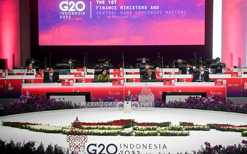 Pagi-Pagi, Sri Mulyani Ajak Tamu G20 Jogging & Cicip Kerak Telur di Gelora Bung Karno