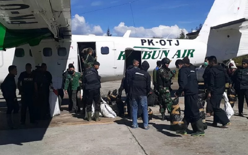 Pasukan gabungan TNI dan Polri tiba di Ilaga, Kabupaten Puncak, Papua, Sabtu pagi (1/5/2021). - Antara\r\n
