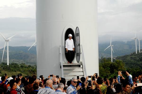 Presiden Joko Widodo keluar dari turbin kincir angin usai meresmikan Pembangkit Listirk Tenaga Bayu (PLTB) di Desa Mattirotasi, Kabupaten Sidrap, Sulawesi Selatan, Senin (2/7/2018). - ANTARA/Abriawan Abhe