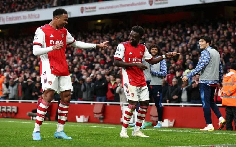 Selebrasi Bukayo Saka (kanan) setelah mencetak gol untuk Arsenal dalam pertandingan Liga Inggris lawan Brentford di Emirats Stadium, Sabtu (19/2/2022). - Antara/Reuters/David Klein.