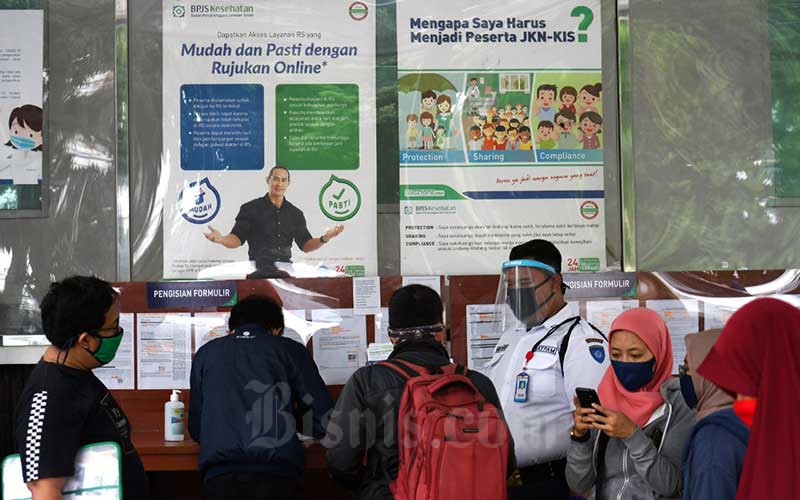 Warga mengantre di kantor BPJS Kesehatan di Jakarta, Senin (4/5/2020). Bisnis - Abdurachman