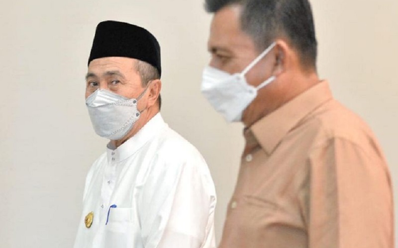 Gubernur Riau Syamsuar (kiri) - Istimewa