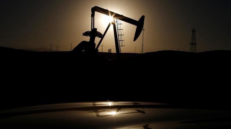 Ilustrasi - Pompa minyak terlihat saat matahari terbit. - Reuters / Lucy Nicholson