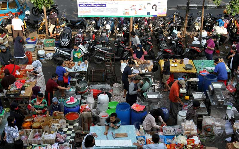 Pedagang melayani pembeli di pasar tradisional. Foto ilustrasi. Bisnis - Arief Hermawan P