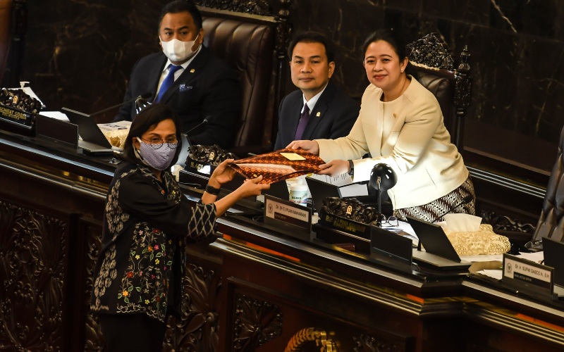 Ketua DPR Puan Maharani (kanan) didampingi Wakil ketua DPR Aziz Syamsuddin (kedua kanan) dan Rachmat Gobel (kiri) menerima dokumen dari Menteri Keuangan Sri Mulyani (kedua kiri) pada Rapat Paripurna masa persidangan III 2019-2020, di Komplek Parlemen, Jakarta, Selasa (12/5/2020). - ANTARA FOTO/Muhammad Adimaja