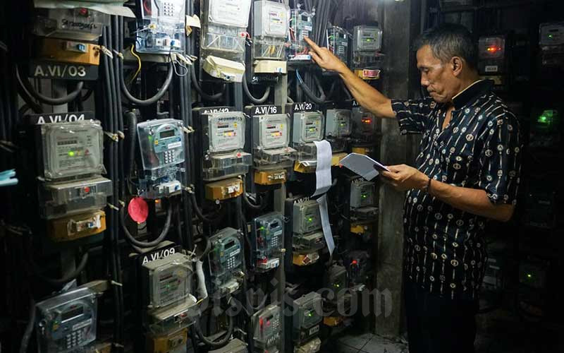 Warga melakukan pengisian listrik prabayar di Rumah Susun Benhil, Jakarta, Selasa (21/12/2021). Bisnis - Suselo Jati