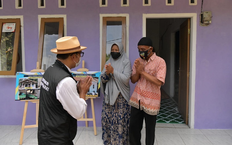 Gubernur Jabar Ridwan Kamil meninjau salah satu rumah warga penerima manfaat Rutilahu di Desa Cintaratu, Kabupaten Pangandaran. - Istimewa