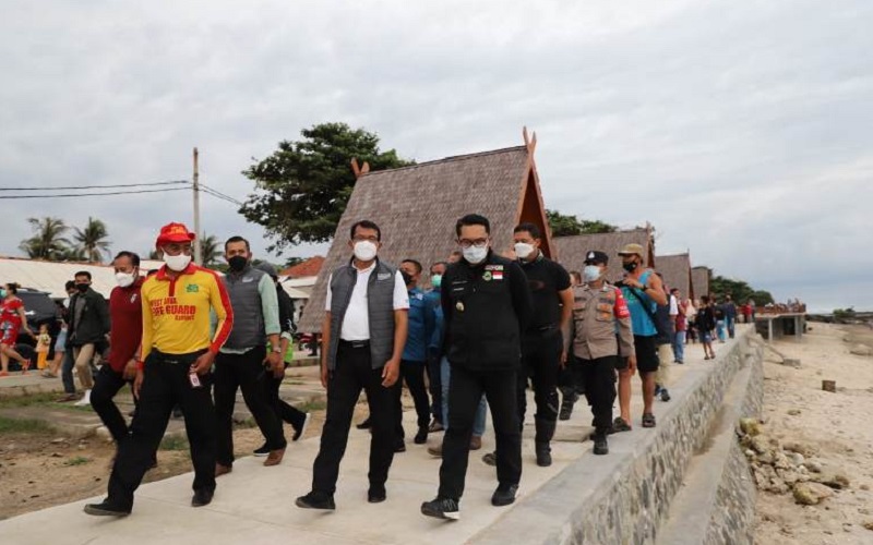Gubernur Jawa Barat Ridwan Kamil meresmikan penataan objek wisata Pantai Sayang Heulang di Kecamatan Pameungpeuk, Kabupaten Garut, Minggu (20/2 - 2022).