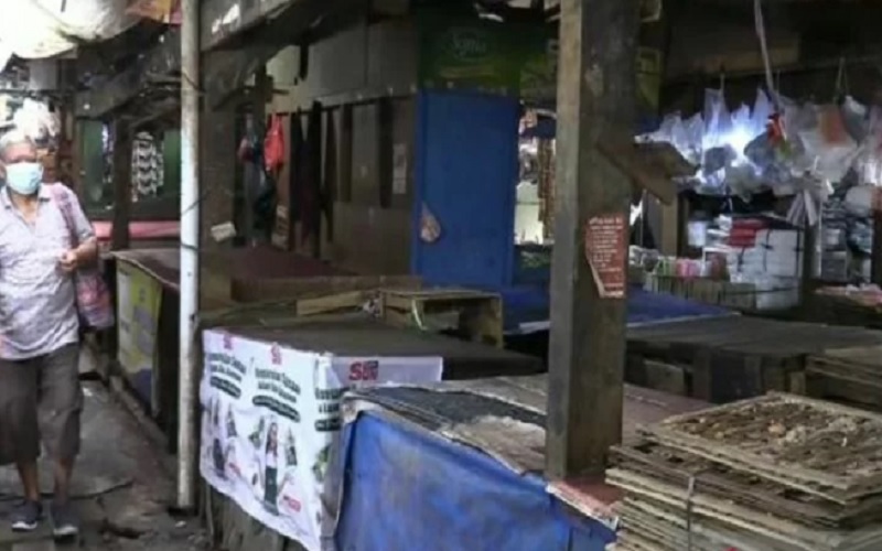 Lapak pedagang tahu tempe di Pasar Rawasari, Cempaka Putih, Jakarta Pusat, terlihat kosong akibat perajin di Jabodetabek melakukan aksi mogok produksi, Senin (21/02/2022). - Antara