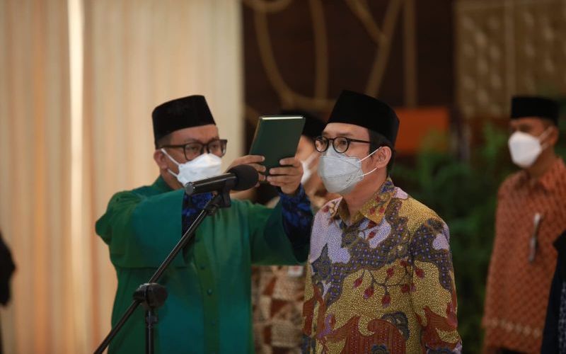Ahmad Erani Yustika saat dilantik menjadi Kepala Sekretariat Wakil Presiden definitif di Jakarta, Jumat (18/2/2022). ANTARA - HO/BPMI Setwapres