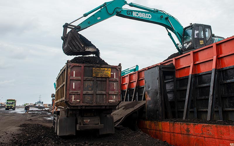 Pekerja mengoperasikan alat berat saat bongkar muat batu bara ke dalam truk di Pelabuhan PT Karya Citra Nusantara (KCN), Marunda, Jakarta, Rabu (12/1/2022). ANTARA FOTO - M Risyal Hidayat