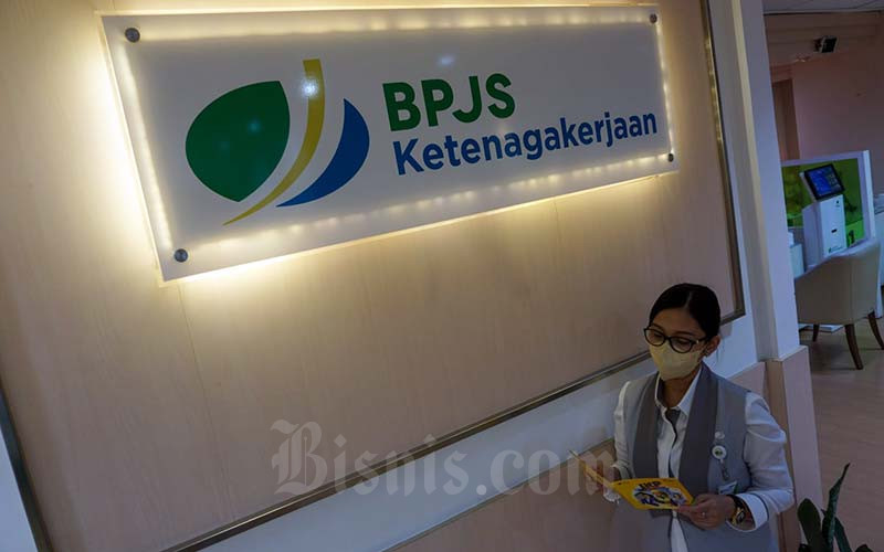 Karyawati beraktivitas di salah satu kantor cabang BPJamsostek di Jakarta (24/1/2022). Bisnis - Suselo Jati