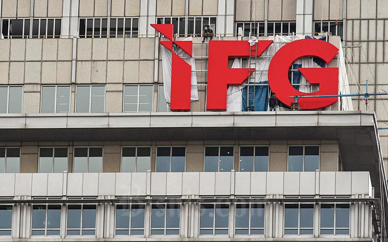 Pekerja melakukan pemasangan logo Indonesia Financial Group (IFG) di Jakarta, Selasa (11/1/2021). Bisnis - Arief Hermawan P