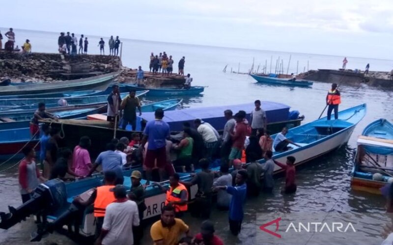 Tim SAR gabungan dan warga mengevakuasi korban kecelakaan kapal long boat Rajawali yang tenggelam di perairan Maluku Tenggara (Malra), Maluku. - Antara/Basarnas Ambon.