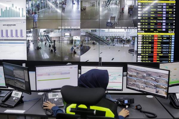 Petugas mengawasi aktivitas di area Bandara Sultan Aji Muhammad Sulaiman (SAMS) Sepinggan dari ruang Airport Operation Control Center (AOCC) di Balikpapan, Jumat (2/3/2018). - JIBI/Felix Jody Kinarwan