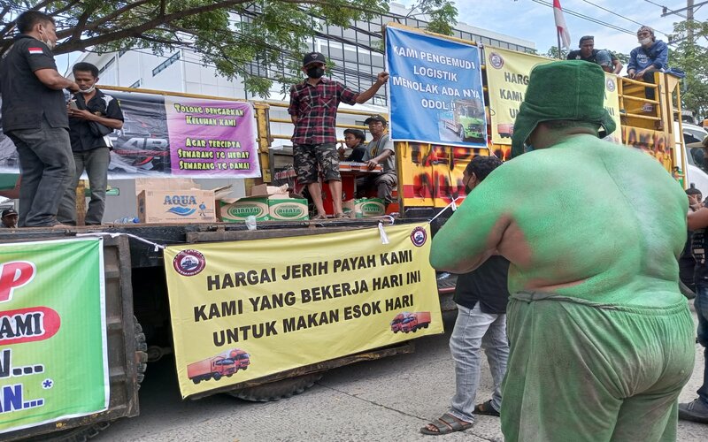 Ratusan supir truk menggelar aksi demonstrasi terkait aturan ODOL di depan Kantor Dishub Jawa Tengah. - Bisnis/Alif N.