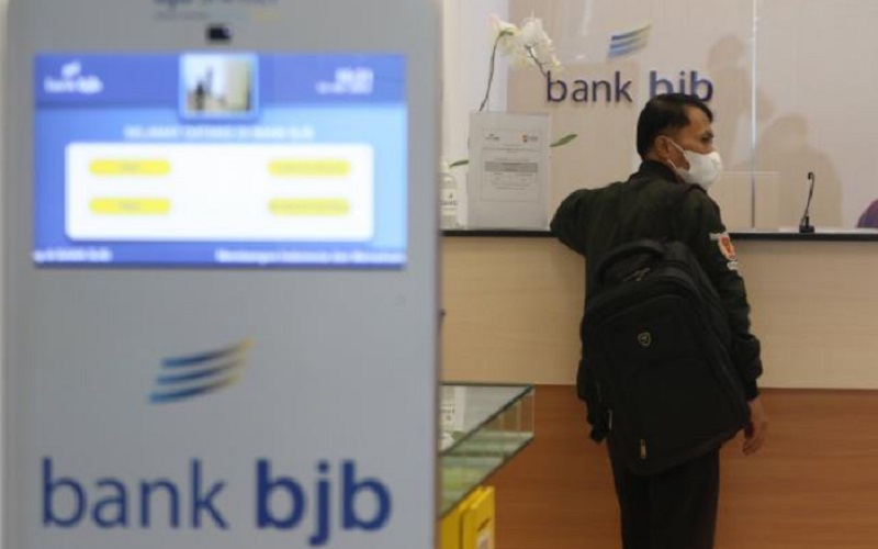 Nasabah beraktivitas di salah satu kantor cabang Bank BJB - Bisnis