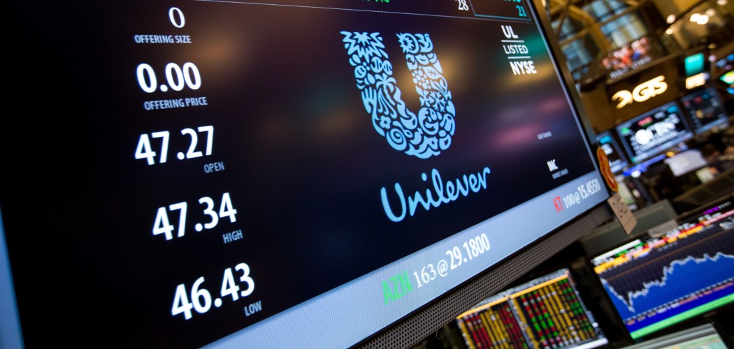 Layar monitor memperlihatkan pergerakan saham Unilever NV di NYSE, New York, AS, Jumat (17/2/2017). - Bloomberg/Michael Nagle