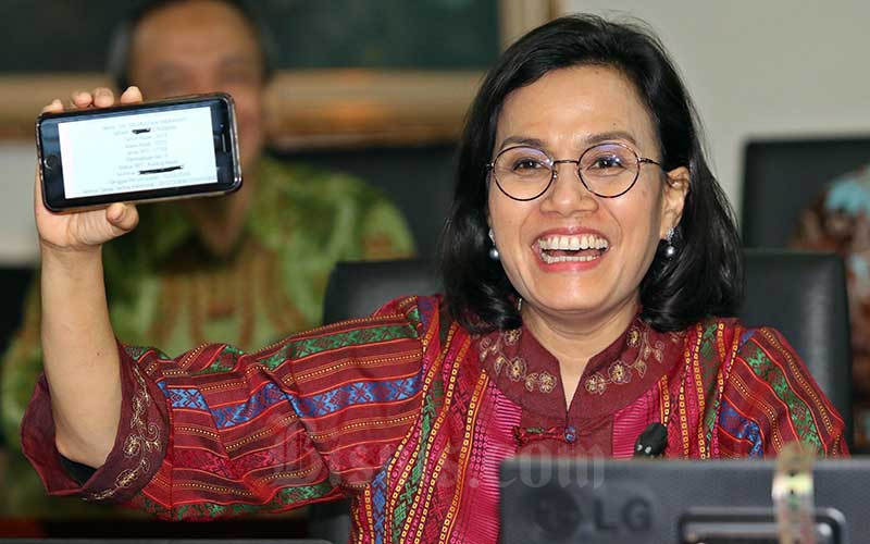 Menteri Keuangan Sri Mulyani menunjukan bukti pelaporan Surat Pemberitahuan (SPT) Tahunan di Kantor DJP, Jakarta, Selasa (10/3/2020).  - Bisnis/Eusebio Chrysnamurti