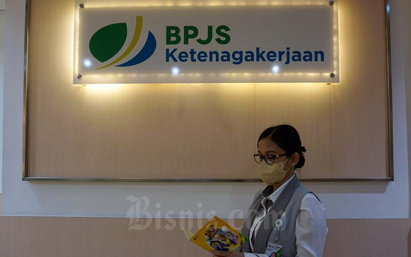 Ilustrasi. Karyawati beraktivitas di salah satu kantor cabang BPJamsostek di Jakarta (24/1/2022). Bisnis - Suselo Jati