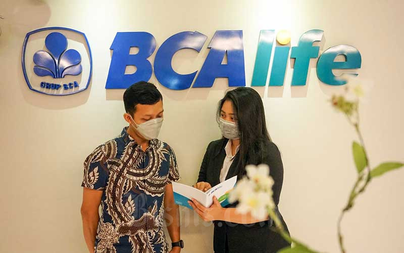 Karyawan beraktivitas di dekat logo PT Asuransi Jiwa BCA (BCA Life) di Jakarta, Selasa (15/2/2022). Bisnis - Suselo Jati