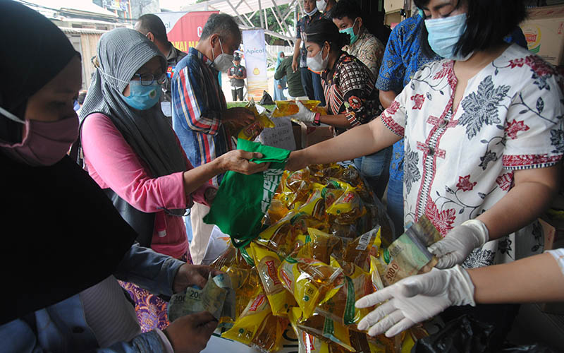Sejumlah warga membeli minyak goreng kemasan saat operasi pasar murah minyak goreng di Blok F Trade Center, Pasar Kebon Kembang, Kota Bogor, Jawa Barat, Jumat (31/12/2021) - Antara Foto/Arif Firmansyah.