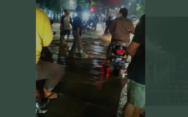 Banjir di Jl. Raya Bogor, Pintu Air Hek Kel. Tengah Kecamatan Kramat Jati Jakarta Timur pada Minggu (7/11/2021). - Twitter @DinasSDAJakarta 