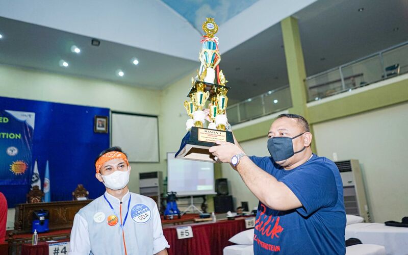 Dedy Yon Supriyono, Wali Kota Tegal (kanan), menyerahkan piala juara pertama kategori industri kepada Choirul Anam salah satu room attendant HARRIS Hotel Sentraland Semarang, Senin (21/2/2022) - Istimewa/Harris Hotel Sentraland Semarang