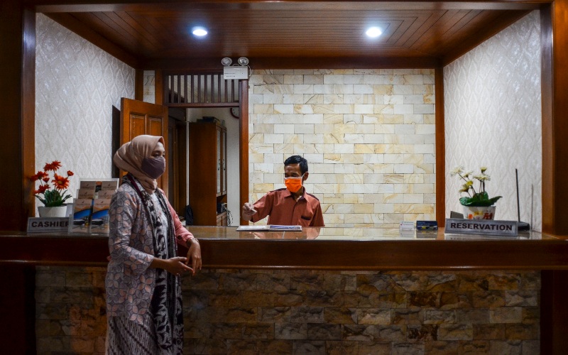 Pekerja melayani tamu di Hotel The Priangan, Kabupaten Ciamis, Jawa Barat, Jumat (2/10/2020).  - ANTARA FOTO/Adeng Bustomi
